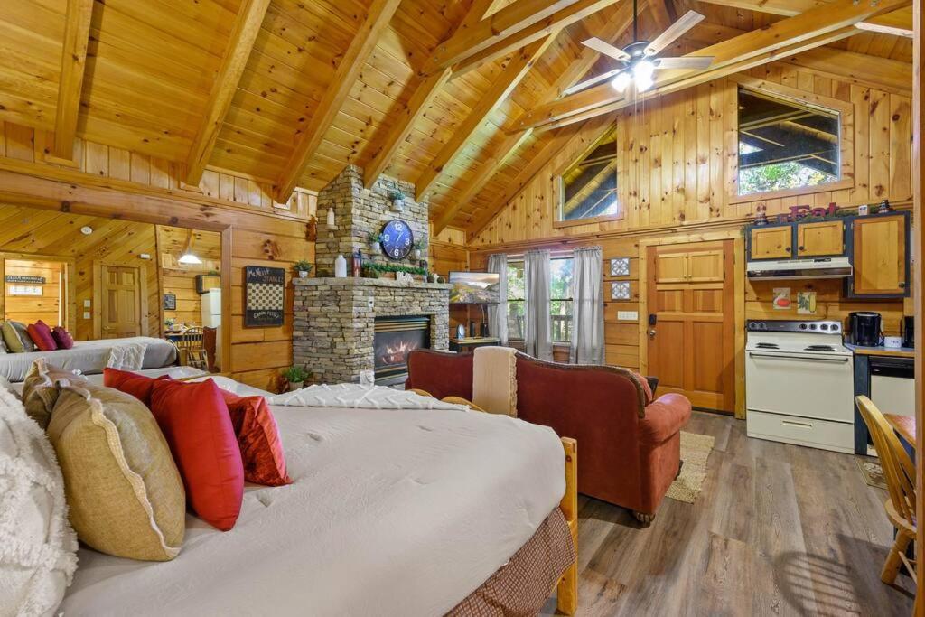 Do Not Disturb - Pigeon Forge Smoky Mountain Studio Cabin, Hot Tub, Fireplace Eksteriør billede