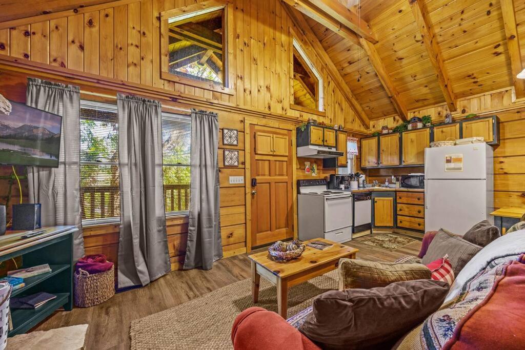 Do Not Disturb - Pigeon Forge Smoky Mountain Studio Cabin, Hot Tub, Fireplace Eksteriør billede