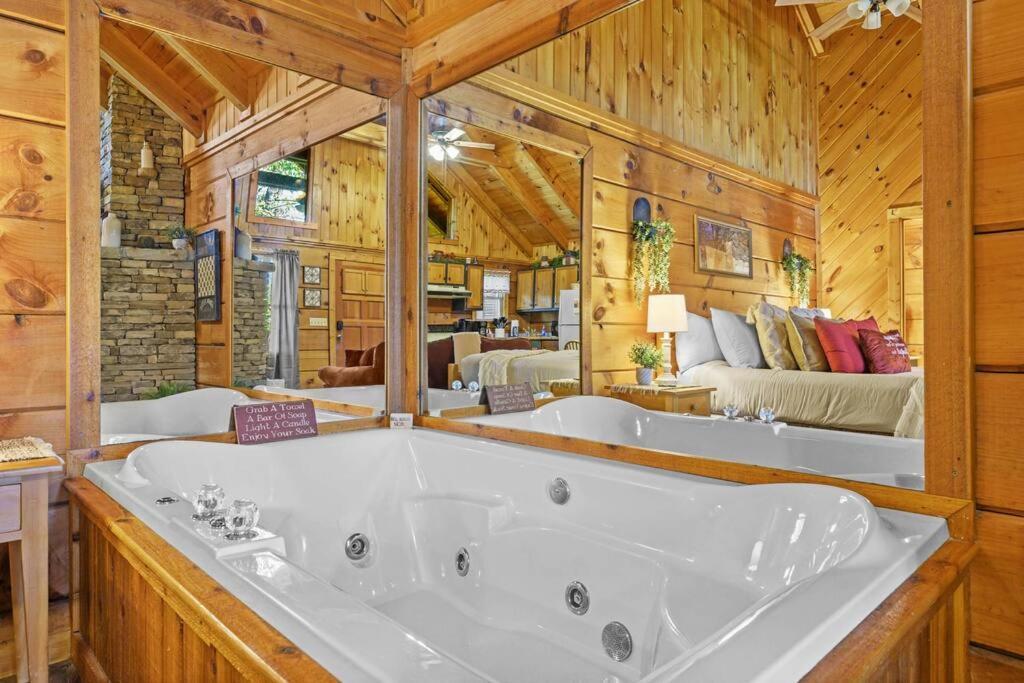 Do Not Disturb - Pigeon Forge Smoky Mountain Studio Cabin, Hot Tub, Fireplace Eksteriør billede