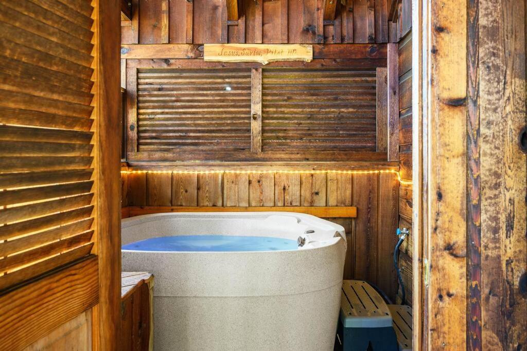 Do Not Disturb - Pigeon Forge Smoky Mountain Studio Cabin, Hot Tub, Fireplace Eksteriør billede