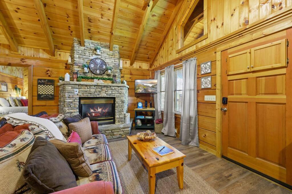 Do Not Disturb - Pigeon Forge Smoky Mountain Studio Cabin, Hot Tub, Fireplace Eksteriør billede